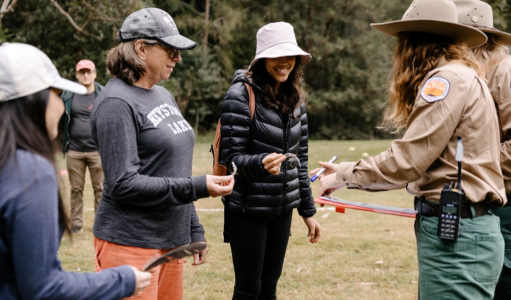 Corporate volunteers and NPWS rangers during a team-building activity, Lane Cove National Park. Credit: Zain Kruyer/DCCEEW &copy; the photographer